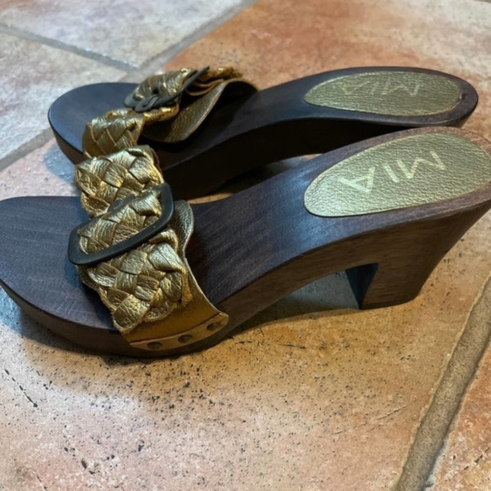 MIA SLIP ON WOODEN GOLD BRAIDED BUCKLE HEEL